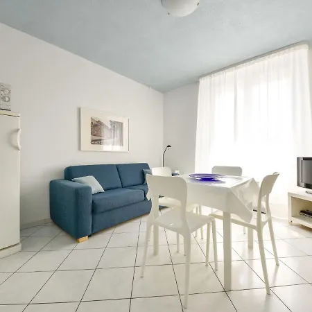 Apartment Margaret-2 アパート *